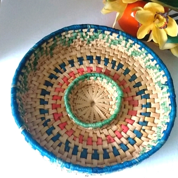 HANDMADE WOVEN STRAW SERVING BASKET NWOT - Picture 2 of 5